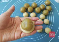 Cantonese lotus seed mooncake recipe illustration 9