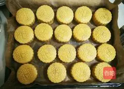 Illustration of how to make egg yolk and lotus paste mooncakes 15