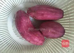 Illustration of making homemade purple sweet potato biscuits 2