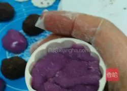 Purple sweet potato snowskin mooncakes Illustration of how to do it 10