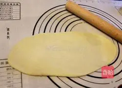 Illustration of how to make onion-flavored pork floss steak buns 8