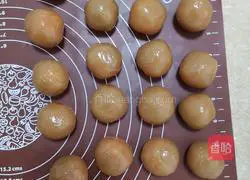 Cantonese style lotus paste and egg yolk mooncake recipe illustration 9