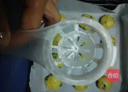 Illustration of how to make chive shortbread cookies 9