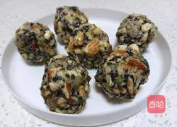 Illustration of how to make five-nut mooncakes 7