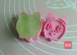 Illustration of how to make cartoon kiwi snow-skin mooncakes 10