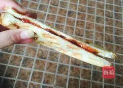 Illustration of how to make strawberry plaid toast 5