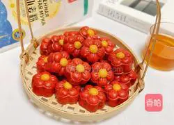 Illustration of how to make small red flower mini mooncakes 14