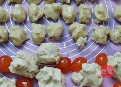 Illustration of how to make egg yolk, lotus paste and whole grain mooncakes 1