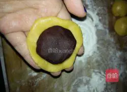 Illustration of how to make golden red bean paste mooncakes 8