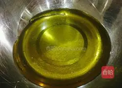 Illustration of how to make egg yolk and lotus paste mooncakes 2