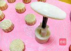 Illustration of how to make mung bean snowskin mooncakes 14