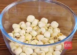 Illustration of how to make egg yolk and lotus paste mooncakes 2