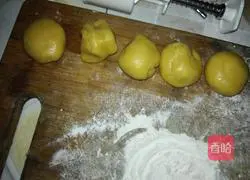 Illustration of how to make golden red bean paste mooncakes 7