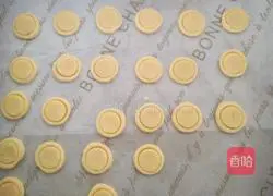 Illustration of how to make button biscuits 7