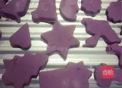 Illustration of making homemade purple sweet potato biscuits 7