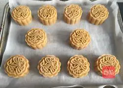 Illustration of how to make mooncakes with five kernel fillings 10
