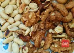 Illustration of how to make five-nut mooncake filling 3