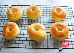 Illustration of how to make bread donuts 10