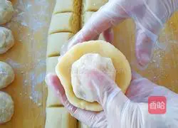 Illustration of how to make egg skin mooncakes 11