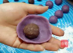 Illustration of how to make purple sweet potato and rose bean paste mooncakes 11