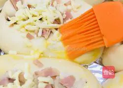 crisp Illustration of making sausage cheese bread 11