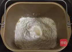 Illustration of how to make soft European buns with red dates and wolfberry 1