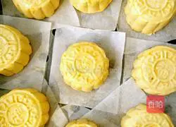 Illustration of how to make pumpkin and bean paste mooncakes 3