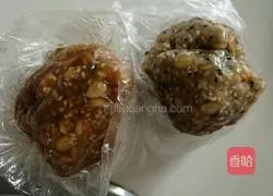 Illustration of how to make five-nut mooncakes 4