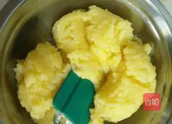 Illustration of how to make custard snowskin mooncakes 4