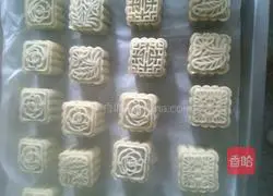 Illustration of how to make five-nut mooncakes 4