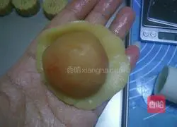 Illustration of how to make egg yolk and lotus paste mooncakes 5