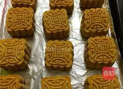 Lotus Paste Illustration of how to make egg yolk mooncakes 8