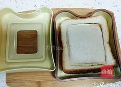 Illustration of how to eat two toasts 7