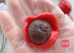 Illustration of how to make small red flower mini mooncakes 8