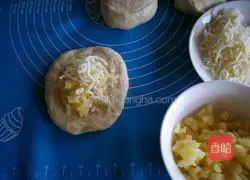 Illustration of how to make pineapple stuffed sesame soft European buns 11