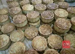 Illustration of how to make homemade five-nut mooncakes 6