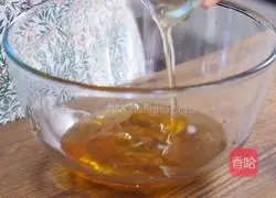 Illustration of how to make egg yolk and lotus paste mooncakes 8