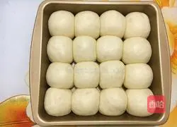 Illustration of how to make kitten squeeze buns 7