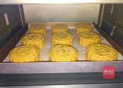 Cantonese five-nut mooncake recipe 10