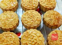 Cantonese bean paste and egg yolk mooncakes recipe 20