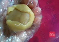 Illustration of how to make lotus paste and egg yolk mooncakes 8