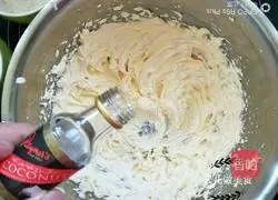 Illustration of how to make protein coconut cookies 6