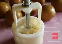 Illustration of how to make purple potato stuffed mooncakes 10