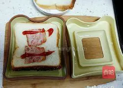 Illustration of how to eat two toasts 4