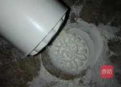 Illustration of how to make golden red bean paste mooncakes 6