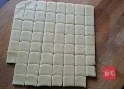 Illustration of how to make small square biscuits 8