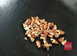 Illustration of how to make nut mooncake filling 2