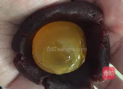 Illustration of how to make Cantonese-style mooncakes with bean paste and egg yolk 5