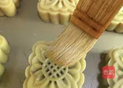 Illustration of how to make five-nut mooncakes 11
