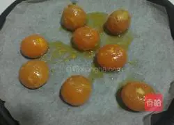 Illustration of how to make lotus paste and egg yolk mooncakes 2